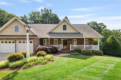 136 Glen Brooke Ln, King, NC, 27021-9328 | Card Image
