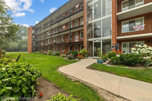 205-2820 Woodslee Dr, Royal Oak, MI, 48073-2941 | Card Image