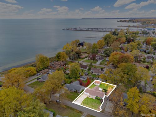 27800 Ponchartrain St, Harrison Township, MI, 48045-5418 | Card Image