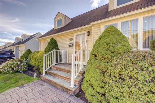 35 Jackson Ave, Bethpage, NY, 11714-3601 | Card Image