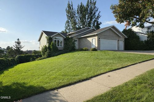 638 Brunswick Cir, Bismarck, ND, 58503-8290 | Card Image