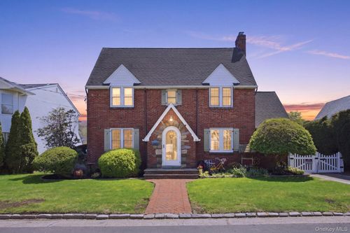 110 Bedford Ave, New Hyde Park, NY, 11040-5247 | Card Image