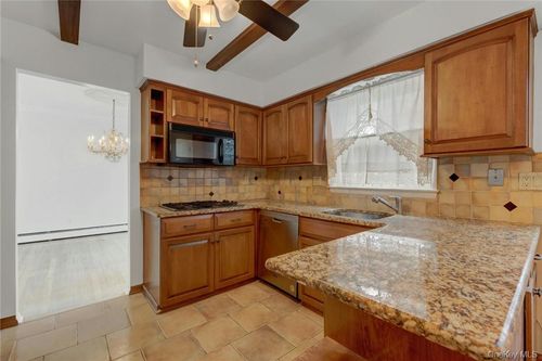 25 Cragmere Rd, Airmont, NY, 10901-7526 | Card Image