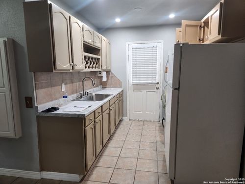 6018 Royal Valley St, San Antonio, TX, 78242-2147 | Card Image