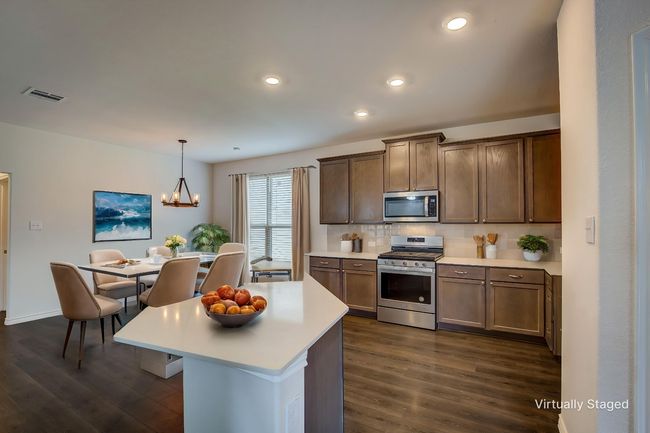 Large kitchen island with gas cook top | Image 4