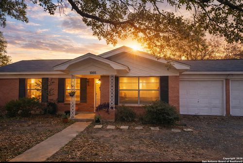1001 Kathleen St, Pleasanton, TX, 78064-3338 | Card Image