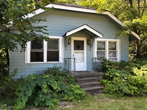 8706 Stearns Rd, Olmsted Twp, OH, 44138-1743 | Card Image