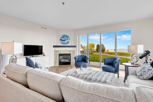 47-4110 S Lake Dr, Saint Francis, WI, 53235-5955 | Card Image