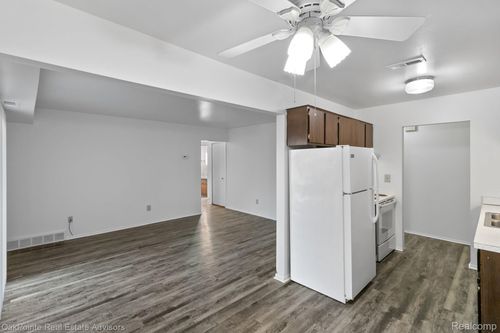 240 Park St, Pinckney, MI, 48169-9069 | Card Image