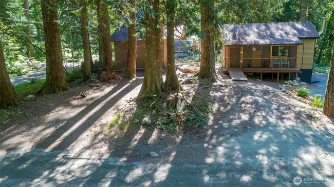 Nicely shaded side yard. Stay cool, even on hot days. | Image 25