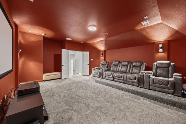 Large media room upstairs | Image 27