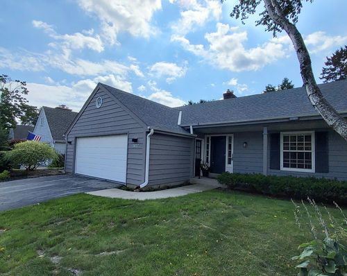 1027 W Shaker Cir, Mequon, WI, 53092-6033 | Card Image