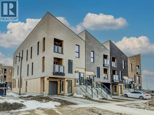 686 Benninger Dr, Kitchener, ON, N2E0J4 | Card Image
