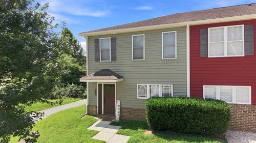 1066 Commonwealth Cir, Forest, VA, 24551-2458 | Card Image