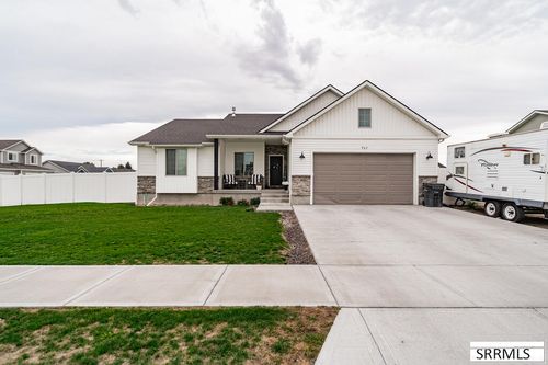 563 W Waylend St, Idaho Falls, ID, 83402-1304 | Card Image