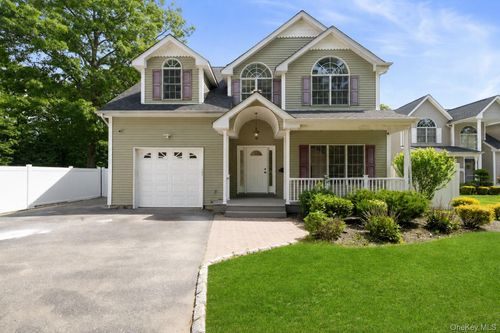 40 Muncey Rd, Bay Shore, NY, 11706-5335 | Card Image