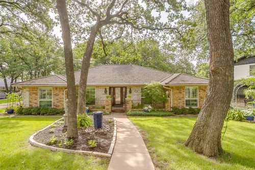 2824 Winterhaven Dr, Hurst, TX, 76054-2204 | Card Image