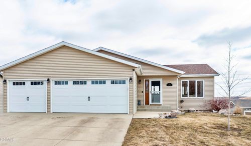 3301 Roosevelt Dr, Bismarck, ND, 58503-5844 | Card Image