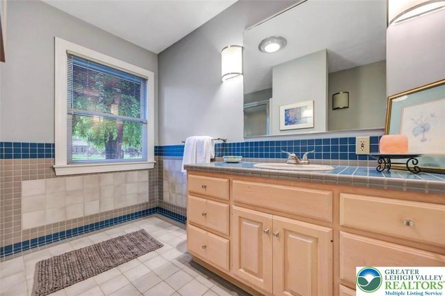 main floor hall bath | Image 28