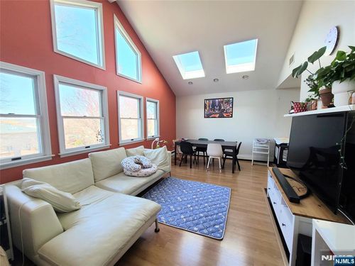 515 Broad Ave, Palisades Park, NJ, 07650-2640 | Card Image