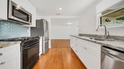 129 E 31st 1/2 St, Houston, TX, 77018-8409 | Card Image