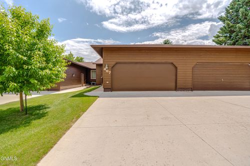 467 E Brandon Dr, Bismarck, ND, 58503-0410 | Card Image