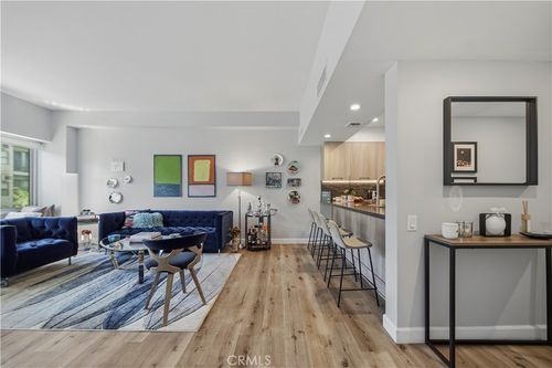 405-7135 N Hollywood Way, Burbank, CA, 91505-3440 | Card Image