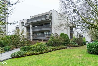 301 - 1945 Woodway Pl, Condo with 2 bedrooms, 1 bathrooms and 1 parking in Burnaby BC | Image 1