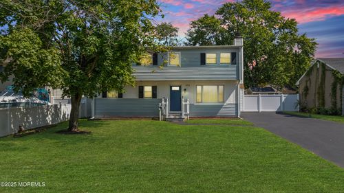 573 Sumner Ave, Belford, NJ, 07718-1136 | Card Image