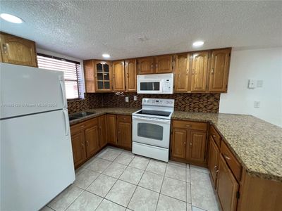 208 - 5525 W 26th Ct, Condo with 2 bedrooms, 1 bathrooms and null parking in Hialeah FL | Image 3