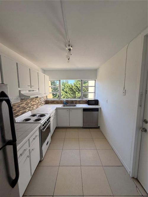 4k-952 Ne 199th St, Miami, FL, 33179-3077 | Card Image