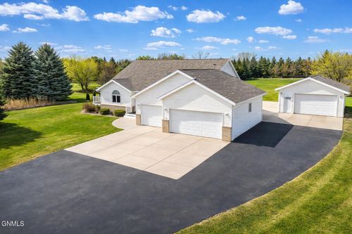 5292 Apple Creek Dr, Bismarck, ND, 58504-3162 | Card Image