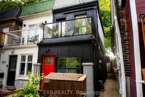 819 Craven Rd, Toronto, ON, M4L2Z7 | Card Image