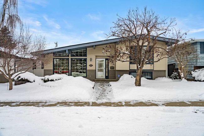 951 Lake Arrow Way Se, Home with 4 bedrooms, 3 bathrooms and 2 parking in Calgary AB | Image 1