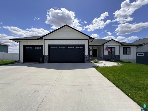 1625 W River Bend St, Brandon, SD, 57005-3070 | Card Image
