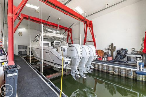 38371 Huron Pointe Dr, Harrison Twp, MI, 48045-2838 | Card Image