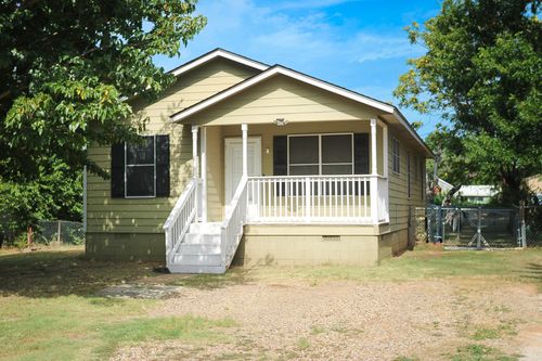 723 Carolina St, Graham, TX, 76450-3224 | Card Image