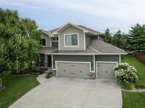104 Sw Greenbriar Dr, Blue Springs, MO, 64064-1500 | Card Image