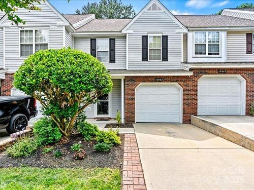 10063 Reindeer Way Ln, Charlotte, NC, 28216-0715 | Card Image