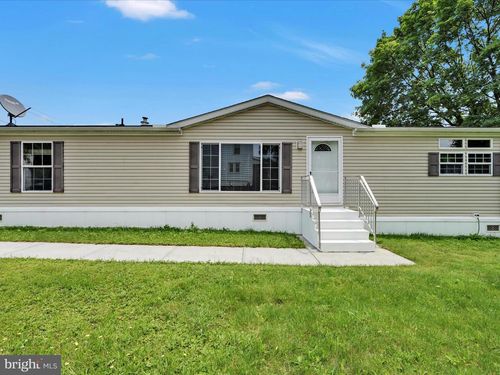 111 W Main St, TREMONT, PA, 17981-1709 | Card Image