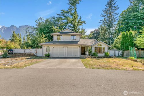 429 Se Orchard Dr, North Bend, WA, 98045-9470 | Card Image