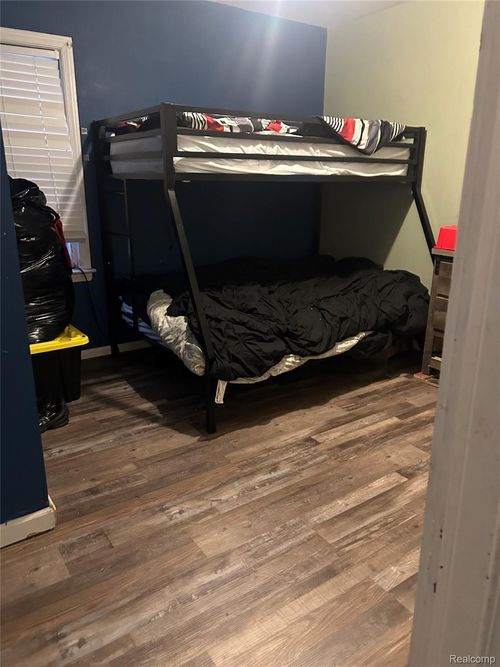 19982 Kingsville St, Detroit, MI, 48225-2216 | Card Image