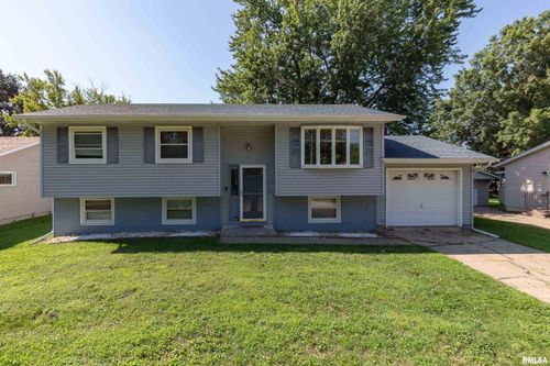 317 W Oak St, Eldridge, IA, 52748-1624 | Card Image