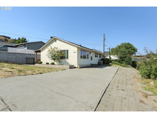 1705 Nevada St, The Dalles, OR, 97058-3330 | Card Image