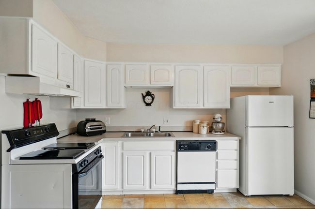 Kitchen - 5775 Corinne Creek Drive, Columbus, OH 43232 | Image 10