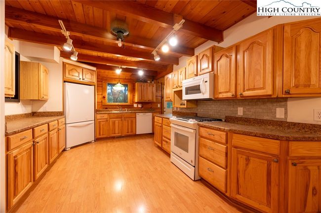 170 Mountain Laurel Ln, House other with 2 bedrooms, 4 bathrooms and null parking in Blowing Rock NC | Image 15