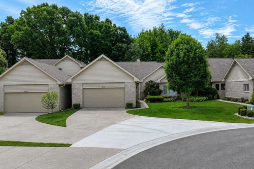 8116 Hawkcrest Dr, Grand Blanc, MI, 48439-2428 | Card Image