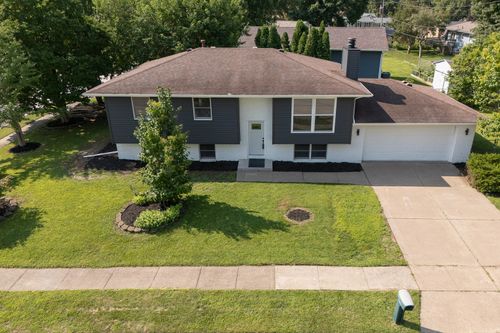 1955 Danbury Dr, Bettendorf, IA, 52722-1918 | Card Image