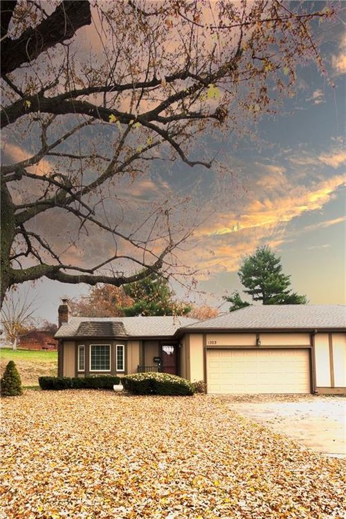 1303 N 43rd St, Saint Joseph, MO, 64506-2422 | Card Image