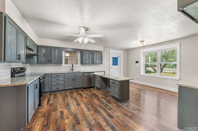 1015 Fm 2200 W, House other with 3 bedrooms, 3 bathrooms and null parking in Devine TX | Image 12